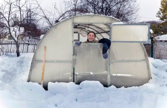 shutterstock.com / Tramp57: Нужно ли закидывать снег в теплицу